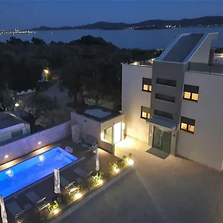 In Sv. Filip I Jakov 53580 *