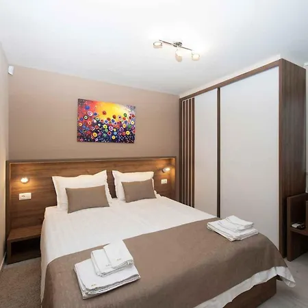 In Sv. Filip I Jakov 53580 Apartman *
