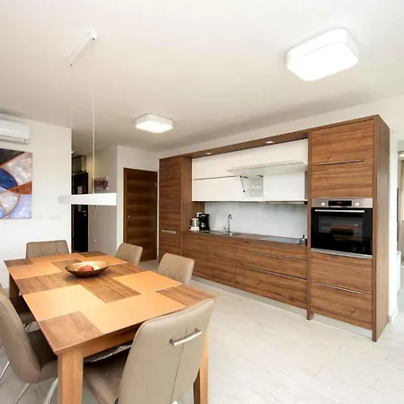 Apartman In Sv. Filip I Jakov 53580 *